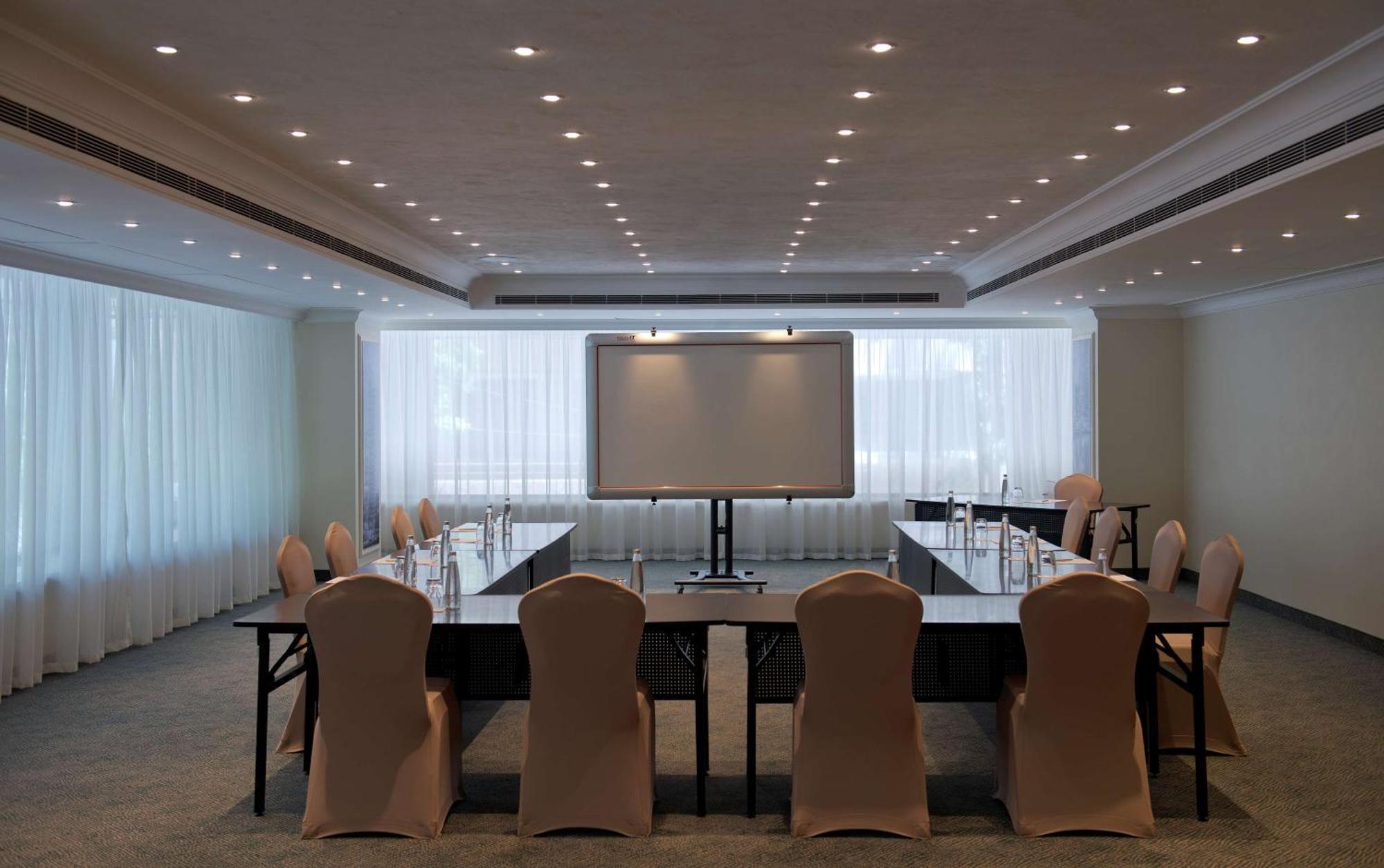 Hotel Radisson Blu Martinez 5*